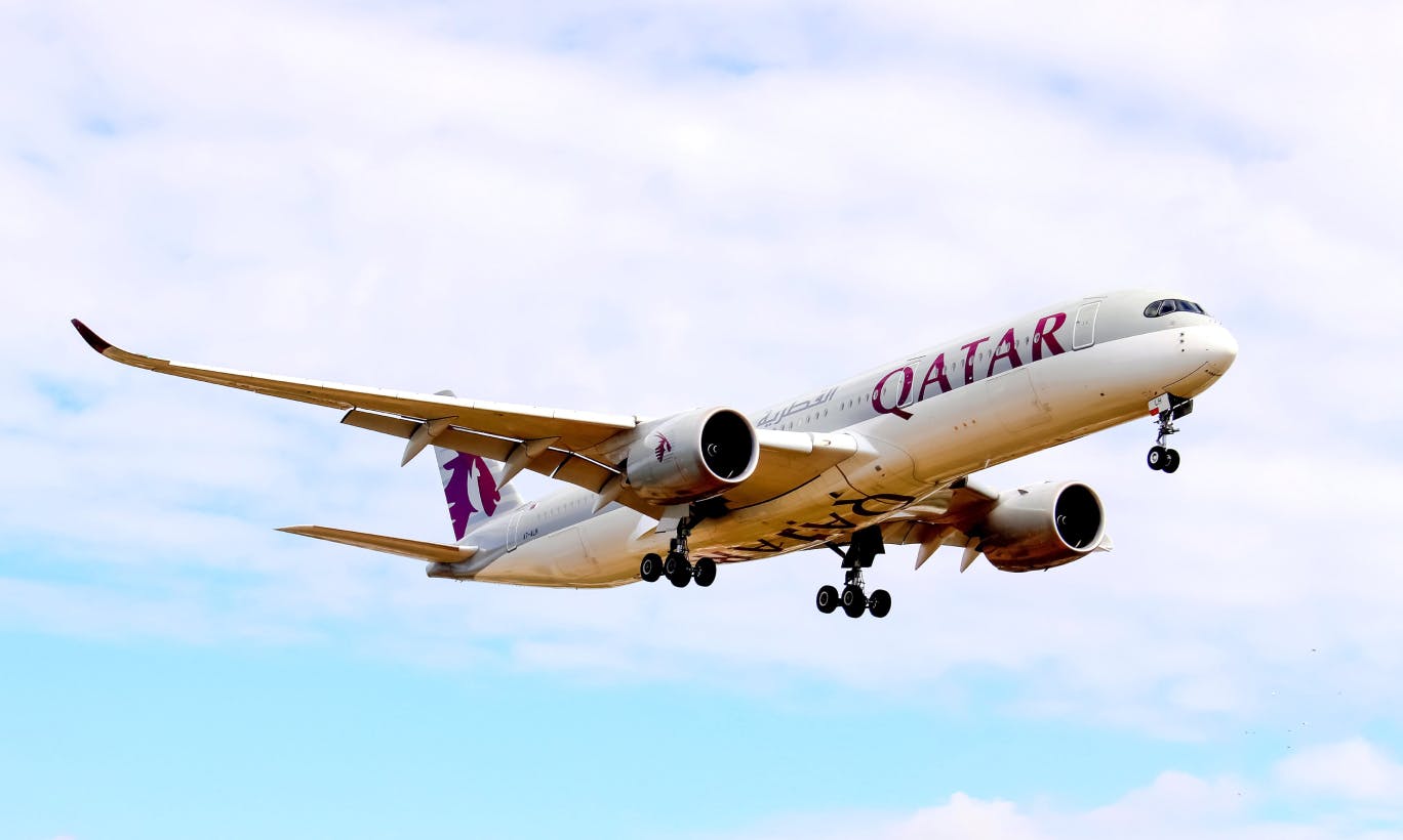 Avión de qatar en el cielo